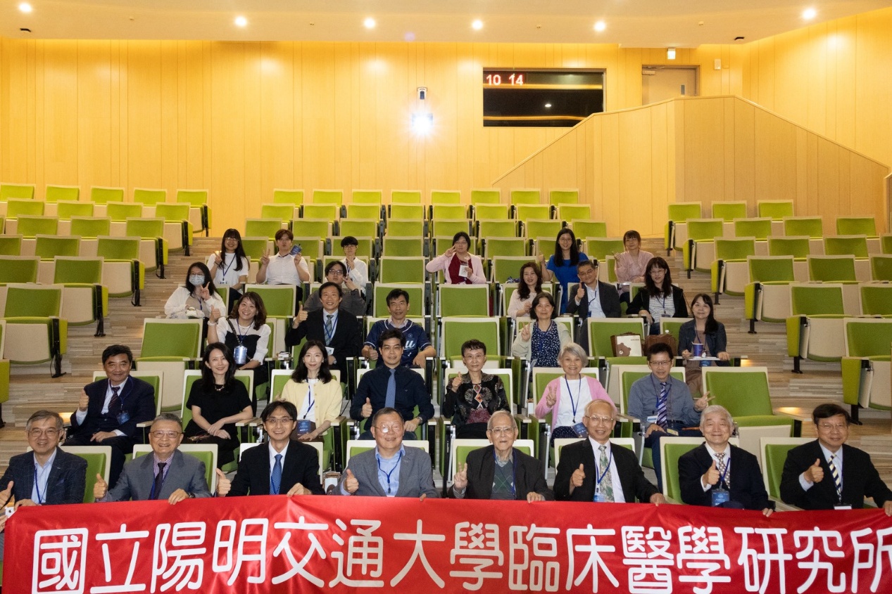 圖一、林奇宏校長與本所師長、校友及在校生合影留念，共同慶祝40週年盛事。