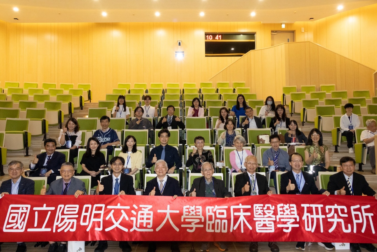 圖二、醫學院王署君院長與全體師長、校友與在校生齊聚一堂，留下40週年珍貴紀念，見證本所重要里程碑。